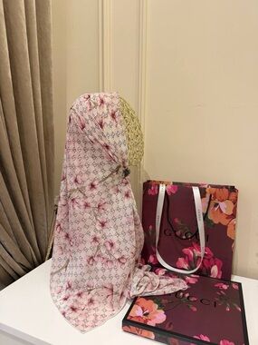 Gucci GG floral blossom print 100% silk scarf 40x40in georgette scarf‼️LAST ONE